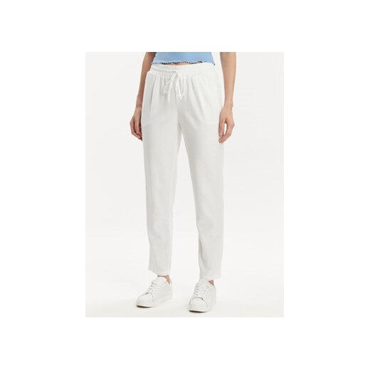 Vero Moda Spodnie materiałowe Jesmilo 10279691 Biały Regular Fit ze sklepu MODIVO w kategorii Spodnie damskie - zdjęcie 170640394