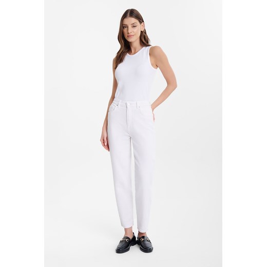 Spodnie jeansowe damskie mom fit białe ze sklepu 5.10.15 w kategorii Jeansy damskie - zdjęcie 170642060