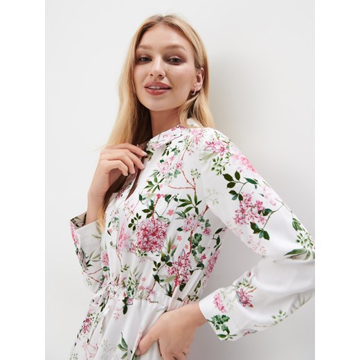 Sukienka Mohito z długim rękawem w kwiaty na uczelnię 