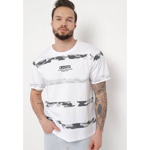 Biała Koszulka w Paski z Minimalistycznym Napisem i Krótkim Rękawem Aolanda ze sklepu Born2be Odzież w kategorii T-shirty męskie - zdjęcie 170646571