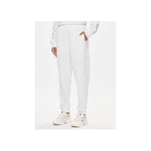 Calvin Klein Performance Spodnie dresowe 00GWS4P656 Biały Relaxed Fit ze sklepu MODIVO w kategorii Spodnie damskie - zdjęcie 170659641