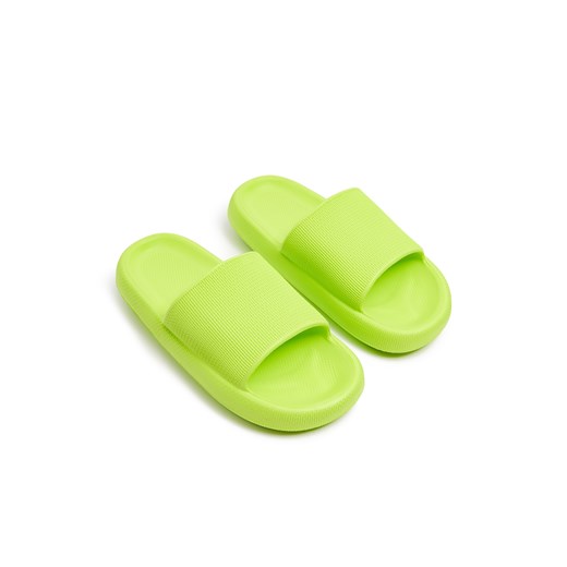 Cropp - Limonkowe klapki - zielony ze sklepu Cropp w kategorii Klapki męskie - zdjęcie 170664141