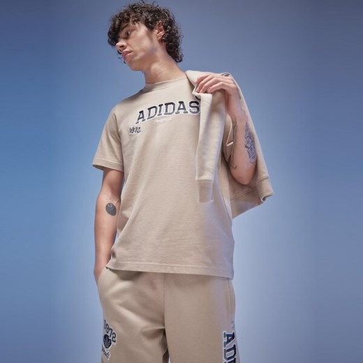 ADIDAS T-SHIRT GB TEE GRAPHIC BADGE ze sklepu JD Sports  w kategorii T-shirty męskie - zdjęcie 170665004