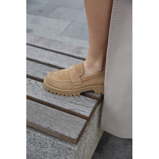 Estro: Brązowe loafersy damskie na masywnej podeszwie z weluru naturalnego ze sklepu Estro w kategorii Mokasyny damskie - zdjęcie 170665264