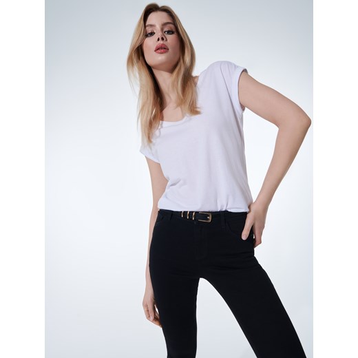 Mohito - Biały t-shirt z dekoltem V - biały ze sklepu Mohito w kategorii Bluzki damskie - zdjęcie 170686601