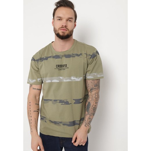 Jasnozielona Koszulka w Paski z Minimalistycznym Napisem i Krótkim Rękawem Aolanda ze sklepu Born2be Odzież w kategorii T-shirty męskie - zdjęcie 170688421