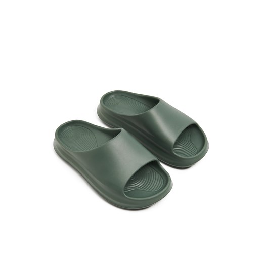Cropp - Ciemnozielone klapki na grubej podeszwie - zielony ze sklepu Cropp w kategorii Klapki męskie - zdjęcie 170707452