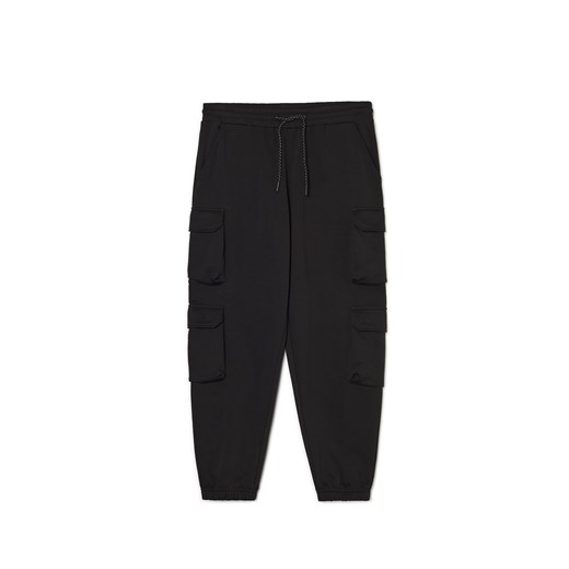 Cropp - Czarne dresowe joggery z kieszeniami cargo - czarny ze sklepu Cropp w kategorii Spodnie męskie - zdjęcie 170707461