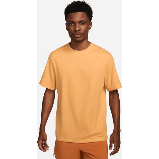 Męska uniwersalna koszulka z krótkim rękawem Dri-FIT Nike Primary - Pomarańczowy ze sklepu Nike poland w kategorii T-shirty męskie - zdjęcie 170716703