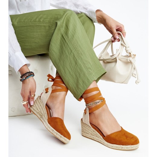 Espadryle damskie brązowe z tkaniny z klamrą na koturnie 