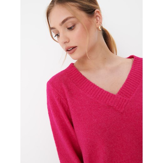 Mohito - Różowy sweter z dekoltem V - fuksjowy ze sklepu Mohito w kategorii Swetry damskie - zdjęcie 170737690