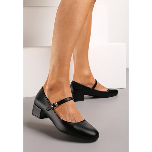 Czółenka czarne Born2be na platformie z klamrą z niskim obcasem 