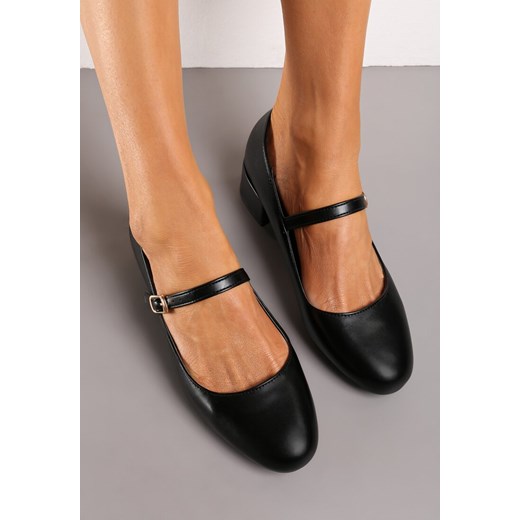 Czółenka Born2be z okrągłym noskiem z klamrą 