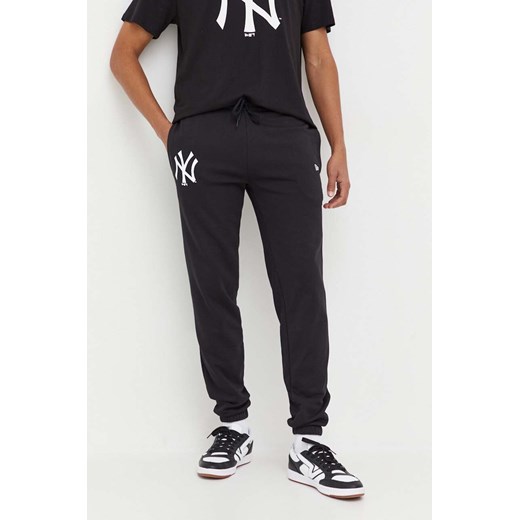 New Era spodnie dresowe kolor czarny z nadrukiem NEW YORK YANKEES ze sklepu PRM w kategorii Spodnie męskie - zdjęcie 170769490
