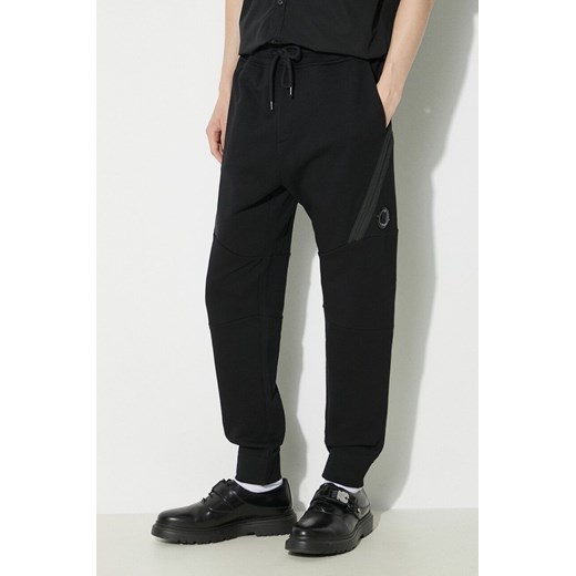 C.P. Company spodnie dresowe bawełniane Diagonal Raised Fleece kolor czarny gładkie 16CMSP084A005086W ze sklepu PRM w kategorii Spodnie męskie - zdjęcie 170770200