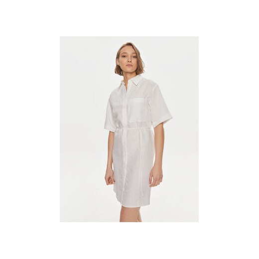 Calvin Klein Sukienka koszulowa K20K206697 Biały Relaxed Fit ze sklepu MODIVO w kategorii Sukienki - zdjęcie 170771731