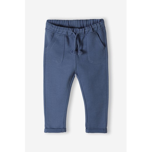 Granatowe bawełniane spodnie dresowe niemowlęce z kieszeniami ze sklepu 5.10.15 w kategorii Spodnie i półśpiochy - zdjęcie 170772681