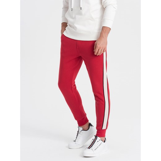 Spodnie męskie dresowe z lampasem 865P - czerwone V4 ze sklepu Edoti w kategorii Spodnie męskie - zdjęcie 170779652