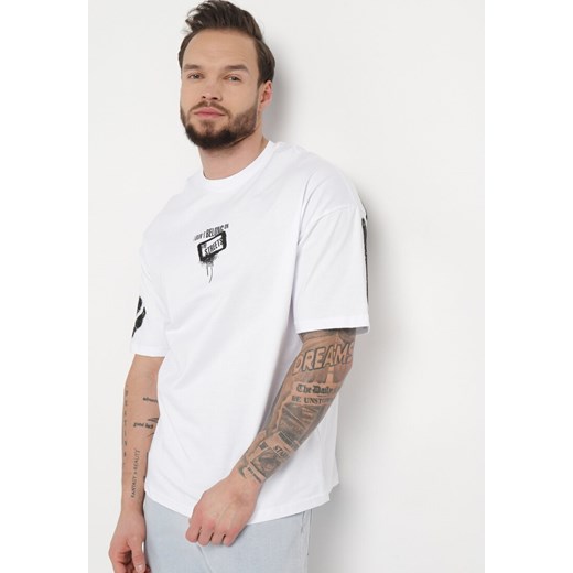 Biała Koszulka z Bawełny Ozdobiona Nadrukiem Datesa ze sklepu Born2be Odzież w kategorii T-shirty męskie - zdjęcie 170790051