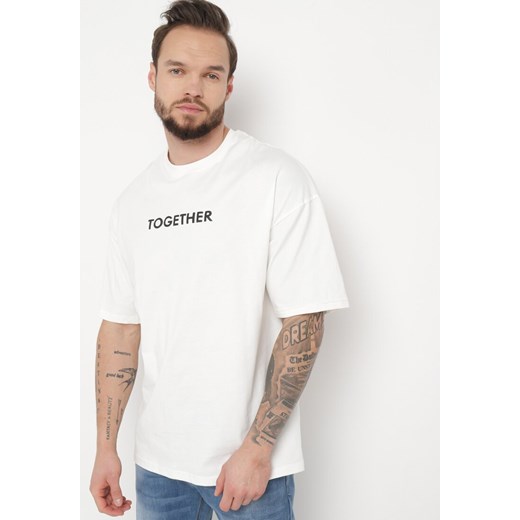 Biała Koszulka T-shirt z Ozdobnym Napisem z Elastycznej Bawełny Piselena ze sklepu Born2be Odzież w kategorii T-shirty męskie - zdjęcie 170790074
