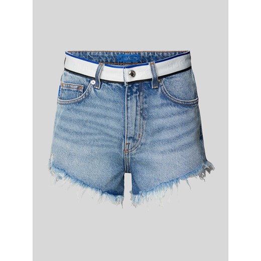 Szorty jeansowe z paskiem z logo model ‘Galara’ ze sklepu Peek&Cloppenburg  w kategorii Szorty - zdjęcie 170796682