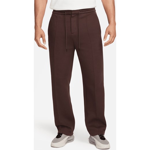 Męskie spodnie dresowe o luźnym kroju u dołu Nike Sportswear Tech Fleece Reimagined - Brązowy ze sklepu Nike poland w kategorii Spodnie męskie - zdjęcie 170797010