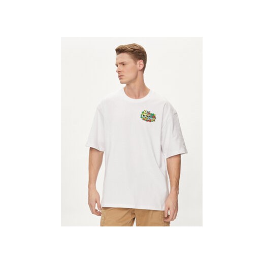 Vans T-Shirt Pray For Waves Loose Ss VN000JK3 Biały Regular Fit ze sklepu MODIVO w kategorii T-shirty męskie - zdjęcie 170797650