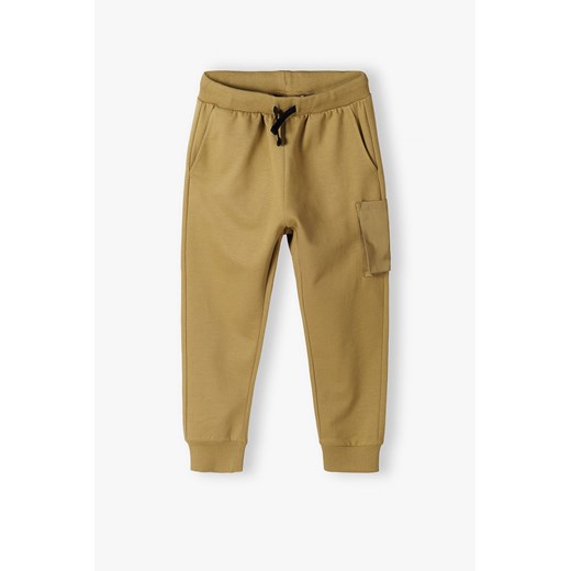 Beżowe spodnie dresowe z miękkiej dzianiny z kieszeniami ze sklepu 5.10.15 w kategorii Spodnie chłopięce - zdjęcie 170808103