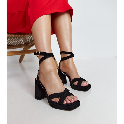 Czarne zamszowe sandały na słupku Salla ze sklepu gemre w kategorii Sandały damskie - zdjęcie 170816572