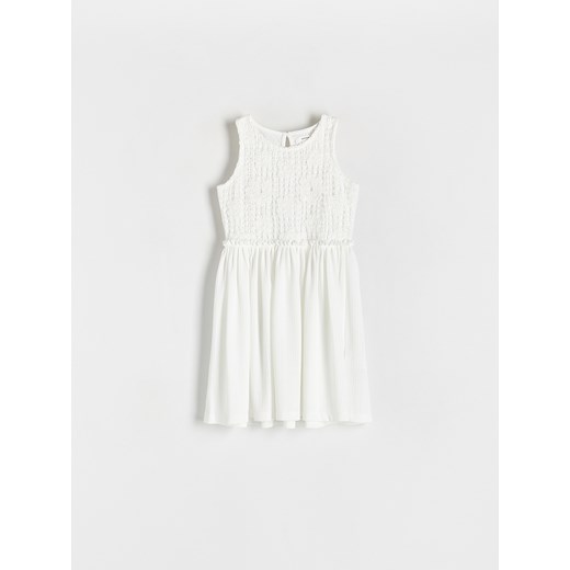 Reserved - Sukienka z ażurową górą - złamana biel ze sklepu Reserved w kategorii Sukienki dziewczęce - zdjęcie 170823641