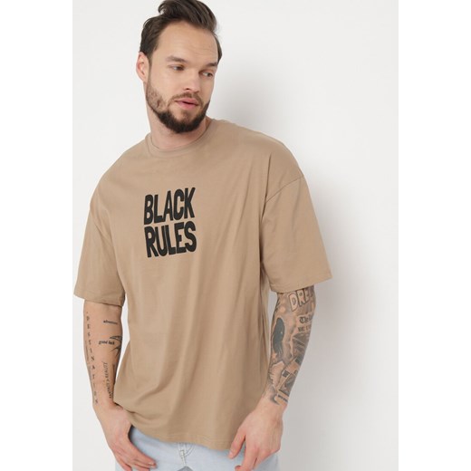 Ciemnobeżowa Bawełniana Koszulka T-shirt z Nadrukiem po Obu Stronach Daven ze sklepu Born2be Odzież w kategorii T-shirty męskie - zdjęcie 170825604