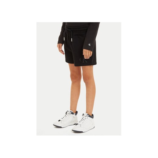 Calvin Klein Jeans Szorty sportowe Iridescent IG0IG02452 Czarny Regular Fit ze sklepu MODIVO w kategorii Spodenki chłopięce - zdjęcie 170878393