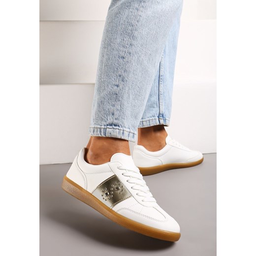 Biało-Złote Płaskie Sneakersy Sznurowane z Ozdobnymi Nitmi Blosenti ze sklepu born2be.pl w kategorii Buty sportowe damskie - zdjęcie 170905653