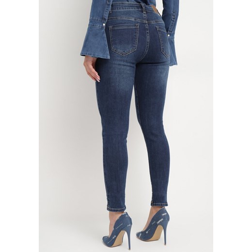 Granatowe Jeansy Skinny z Metalicznym Łańcuszkiem na Nogawkach Catalpia L promocyjna cena Born2be Odzież