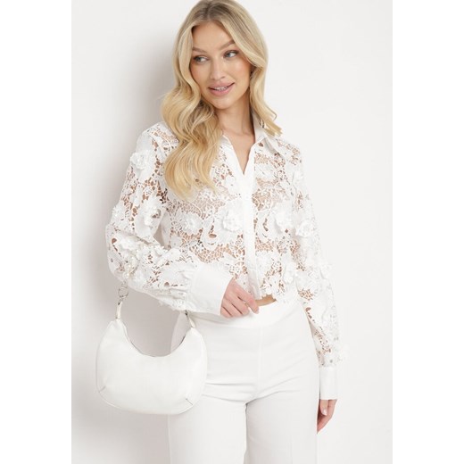 Biała Koszula z Ażurowej Koronki o Krótkim Fasonie z Wypukłymi Kwiatami Assiles ze sklepu Born2be Odzież w kategorii Koszule damskie - zdjęcie 170908304