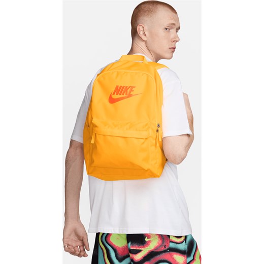 Plecak Nike Heritage (25 l) - Pomarańczowy ze sklepu Nike poland w kategorii Plecaki - zdjęcie 170914643