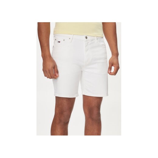 Tommy Jeans Szorty jeansowe DM0DM18790 Biały Relaxed Fit ze sklepu MODIVO w kategorii Spodenki męskie - zdjęcie 170918701