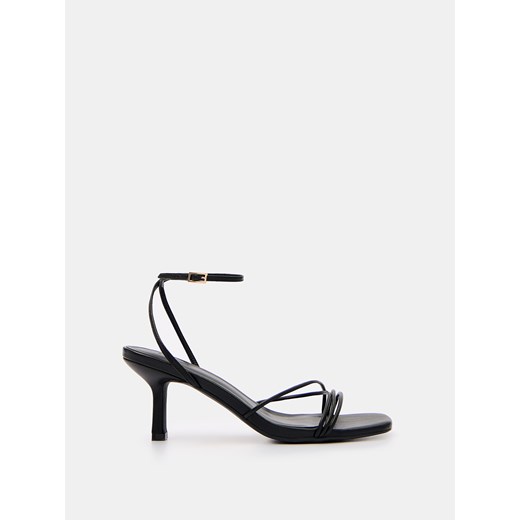 Mohito - Czarne sandały na szpilce - czarny ze sklepu Mohito w kategorii Sandały damskie - zdjęcie 170925061