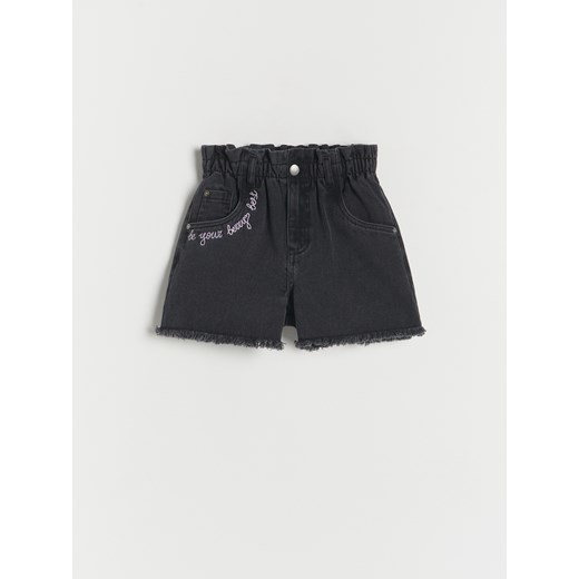 Reserved - Jeansowe szorty z haftem - czarny ze sklepu Reserved w kategorii Spodenki dziewczęce - zdjęcie 170925642