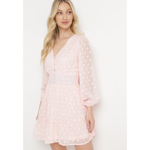 Różowa Sukienka z Tkaniny Plumeti z Geometrycznym Wzorem i Falbankami Alasmusa S promocyjna cena Born2be Odzież