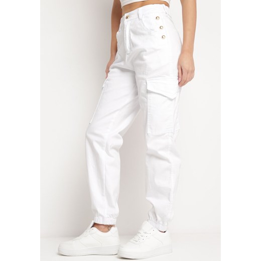 Białe Spodnie Bojówki z Bawełny z Ozdobnymi Guzikami Arminue ze sklepu Born2be Odzież w kategorii Spodnie damskie - zdjęcie 170931641