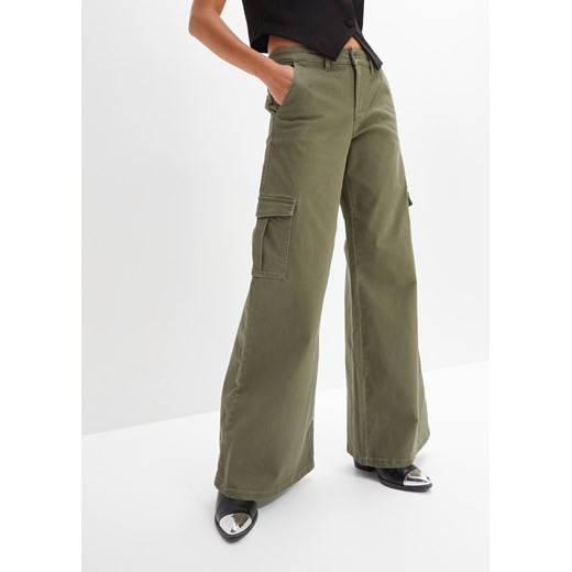 Szerokie dżinsy bojówki ze sklepu bonprix w kategorii Jeansy damskie - zdjęcie 170939612