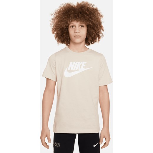 Bawełniany T-shirt dla dużych dzieci Nike Sportswear - Brązowy ze sklepu Nike poland w kategorii T-shirty chłopięce - zdjęcie 170947452