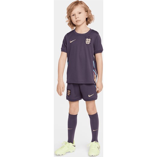 Trzyczęściowy strój piłkarski dla małych dzieci Nike Anglia Stadium 2024 (wersja wyjazdowa) – replika - Fiolet ze sklepu Nike poland w kategorii Komplety chłopięce - zdjęcie 170947472