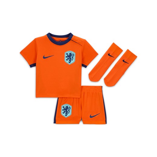 Trzyczęściowy strój piłkarski dla niemowląt i maluchów Nike Holandia Stadium 2024 (wersja domowa) – replika - Pomarańczowy ze sklepu Nike poland w kategorii Komplety niemowlęce - zdjęcie 170947614