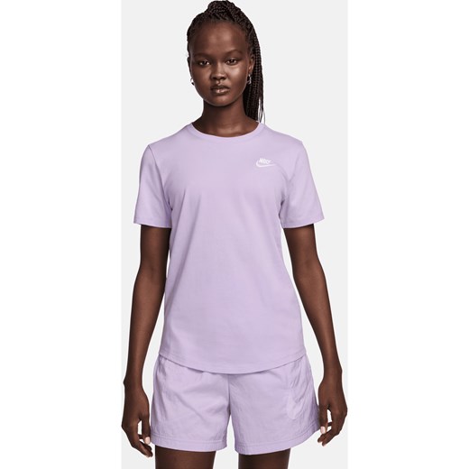 T-shirt damski Nike Sportswear Club Essentials - Fiolet ze sklepu Nike poland w kategorii Bluzki damskie - zdjęcie 170947642