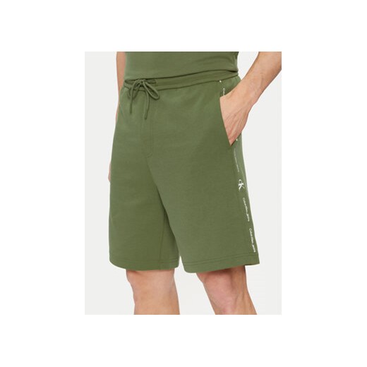Calvin Klein Jeans Szorty sportowe Logo Repeat J30J325129 Zielony Regular Fit ze sklepu MODIVO w kategorii Spodenki męskie - zdjęcie 170969721