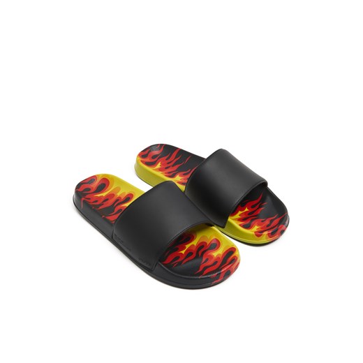 Cropp - Czarne klapki z motywem ognia - czarny ze sklepu Cropp w kategorii Klapki męskie - zdjęcie 170971051