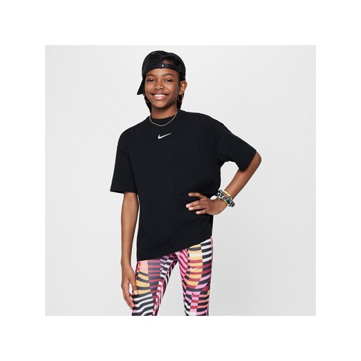T-shirt o kroju oversize dla dużych dzieci (dziewcząt) Nike Sportswear - Czerń ze sklepu Nike poland w kategorii Bluzki dziewczęce - zdjęcie 171149573