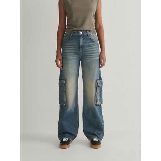 Reserved - Jeansy wide leg z kieszeniami cargo - indigo jeans ze sklepu Reserved w kategorii Jeansy damskie - zdjęcie 171150834
